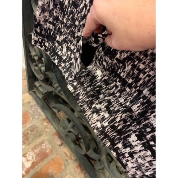 Dresses & Skirts - Banana Republic size 12 pencil skirt, black and white (V)